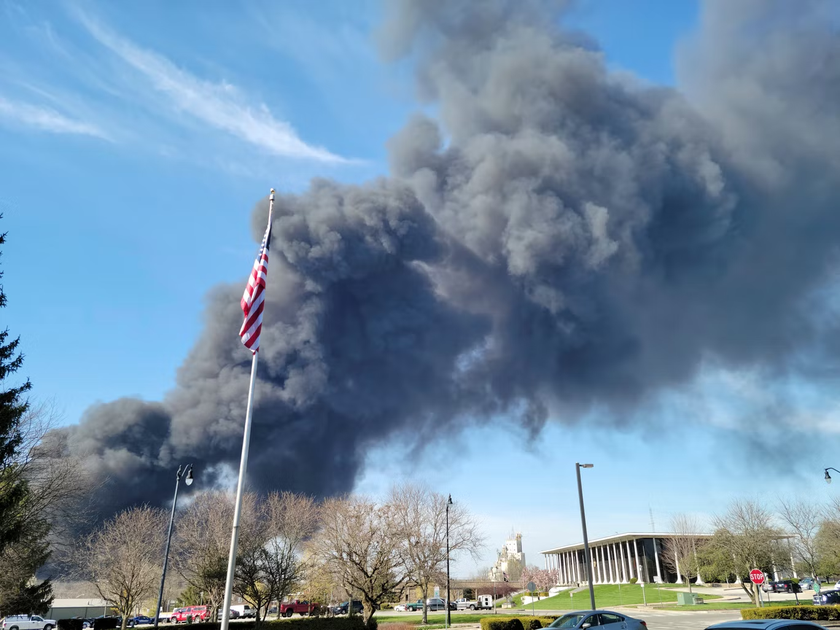 Mỹ: Xảy ra vụ cháy lớn tại một khu nhà xưởng làm hàng nghìn người phải sơ tán  - Ảnh 6.