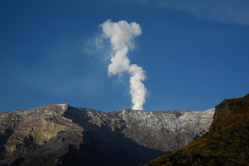 Một trong những ngọn núi lửa nguy hiểm nhất thế giới có thể phun trào trong những ngày tới - Ảnh 3.
