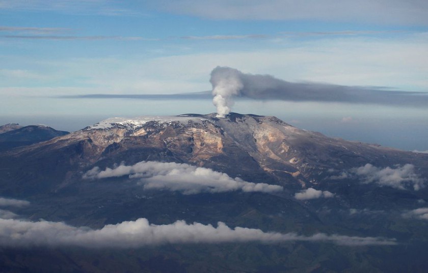Một trong những ngọn núi lửa nguy hiểm nhất thế giới có thể phun trào trong những ngày tới - Ảnh 4.