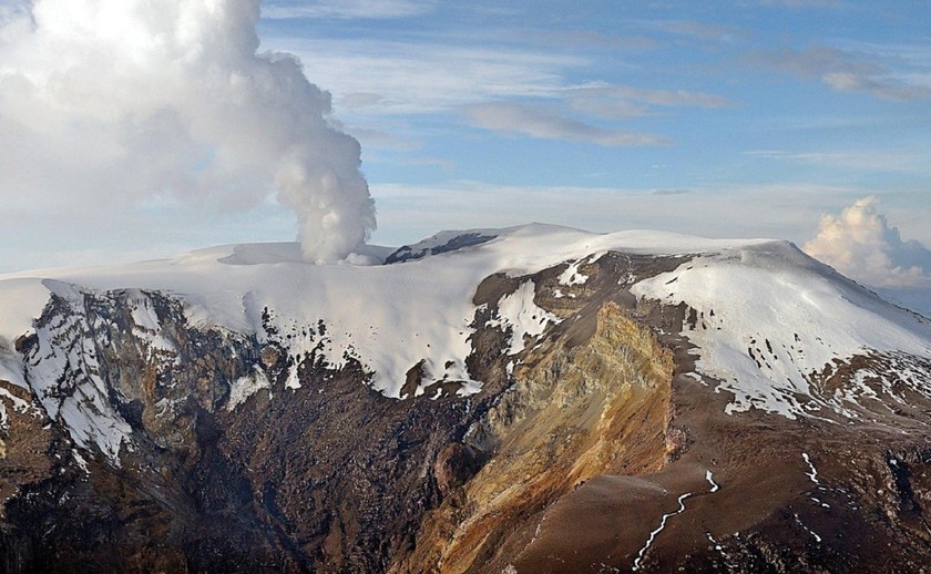 Một trong những ngọn núi lửa nguy hiểm nhất thế giới có thể phun trào trong những ngày tới - Ảnh 7.