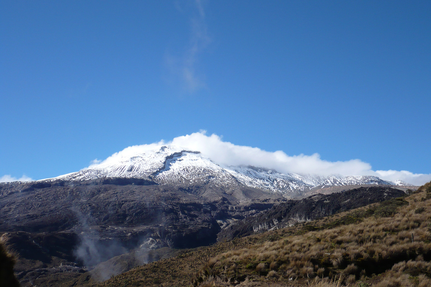 Một trong những ngọn núi lửa nguy hiểm nhất thế giới có thể phun trào trong những ngày tới - Ảnh 4.