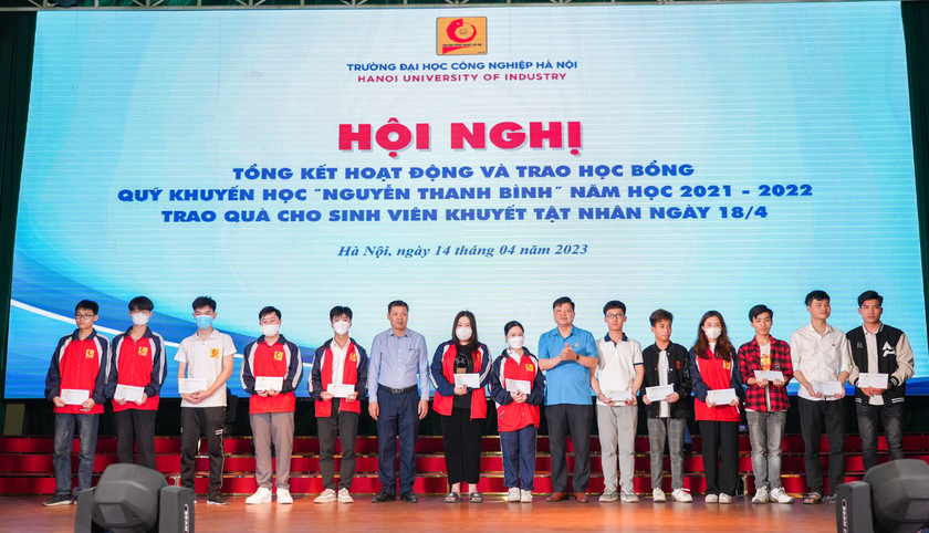 Trường Đại học Công nghiệp Hà Nội trao gần 400 triệu đồng học bổng tặng sinh viên vượt khó, học tốt - Ảnh 1.