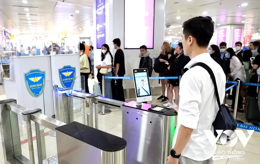 Thí điểm ứng dụng căn cước công dân gắn chip xác thực hành khách tại sân bay Nội Bài từ 17/4/2023 - Ảnh 1.