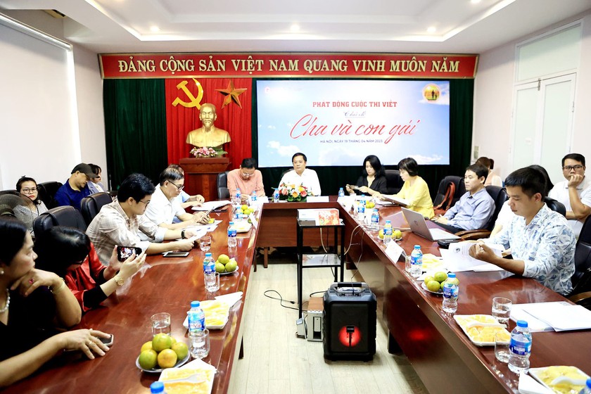 Tạp chí Gia đình Việt Nam phát động cuộc thi viết “Cha và Con gái” - Ảnh 2.