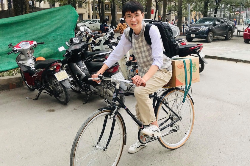 Hành trình đạp xe gom sách tặng các em nhỏ vùng khó khăn của chàng sinh viên báo chí - Ảnh 3.
