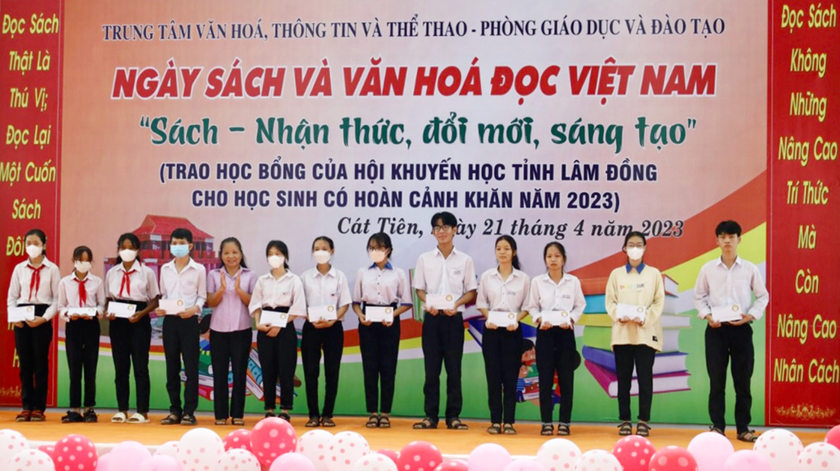 Trao 35 suất học bổng tặng học sinh có hoàn cảnh khó khăn của huyện Cát Tiên, tỉnh Lâm Đồng - Ảnh 1.