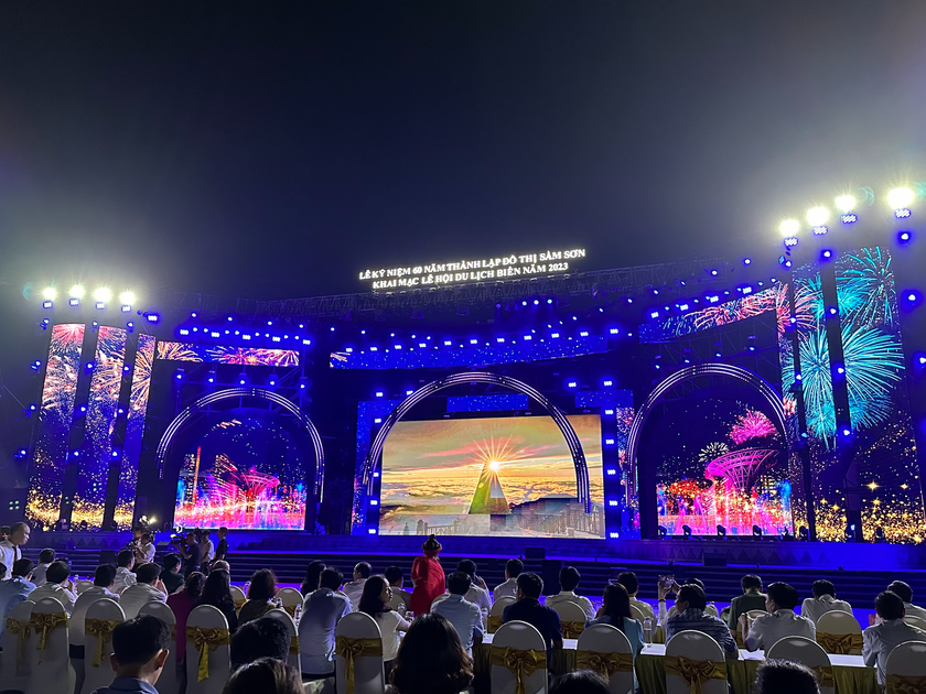 Hàng nghìn người dự khai mạc Lễ hội du lịch biển Sầm Sơn 2023 - Ảnh 1.