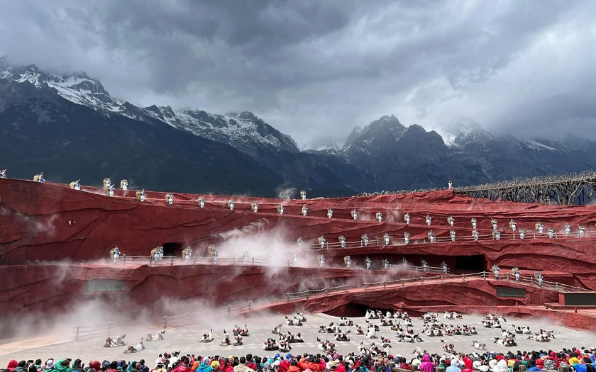 Đến với Lệ Giang, và đi thăm Trung Quốc nói chung, ấn tượng không chỉ cảnh đẹp mà còn là những buổi biểu diễn với hàng trăm diễn viên: Lấy núi Ngọc Long làm bối cảnh - đây là một màn biểu diễn độc đáo, hoàn toàn chinh phục khán giả!