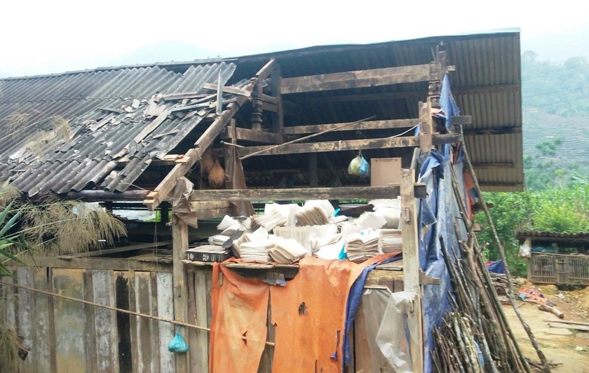 Lào Cai: Giông lốc mạnh làm hư hỏng 20 ngôi nhà của người dân Mường Khương - Ảnh 1.