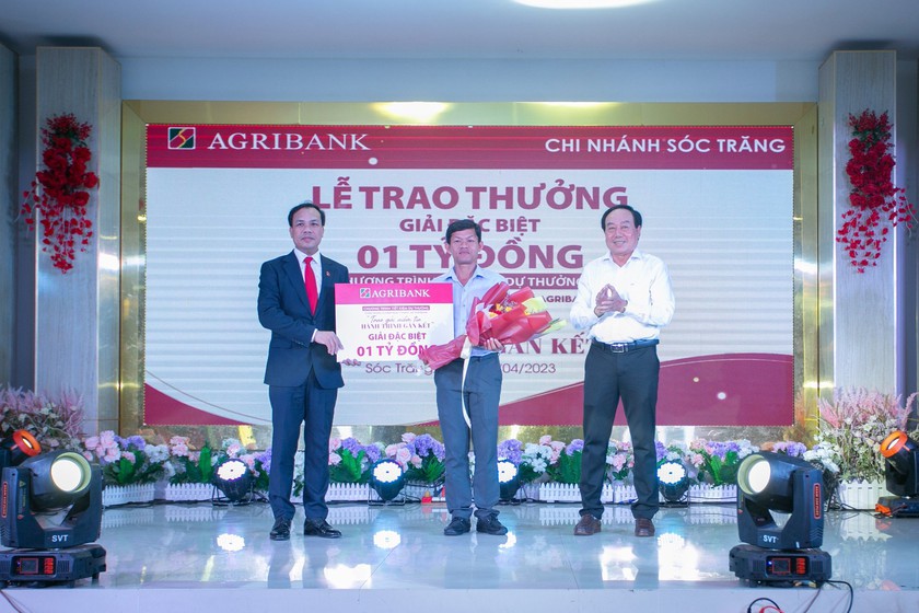 Agribank trao thưởng giải Đặc biệt 01 tỷ đồng cho khách hàng gửi tiền tại Sóc Trăng - Ảnh 1.