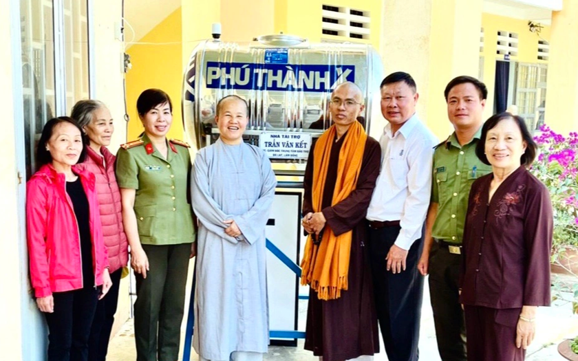 Lâm Đồng: Trao 10 máy lọc nước và bình chứa nước tặng trường học vùng sâu, vùng xa - Ảnh 1.