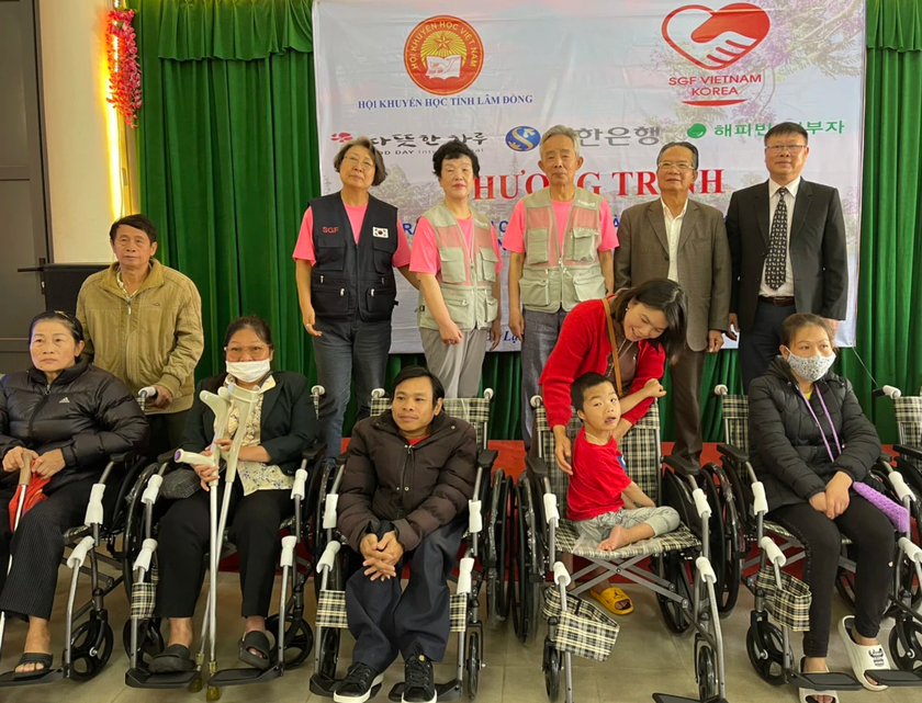 Lâm Đồng: Tặng 50 xe lăn cho học sinh và người khuyết tật - Ảnh 1.