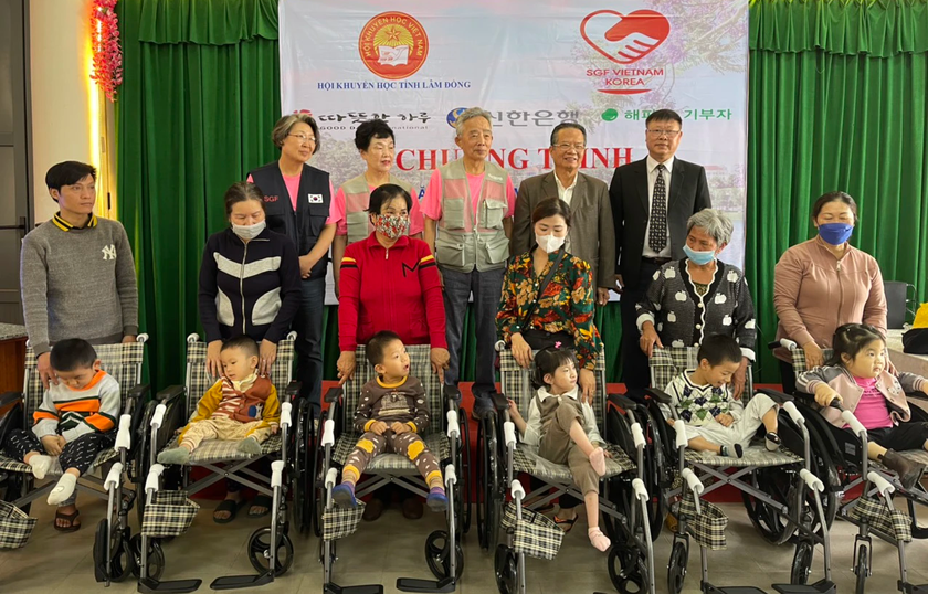 Lâm Đồng: Tặng 50 xe lăn cho học sinh và người khuyết tật - Ảnh 2.