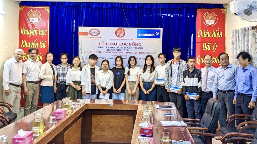 Đà Nẵng: Trao 100 triệu đồng học bổng tặng sinh viên mồ côi - Ảnh 1.