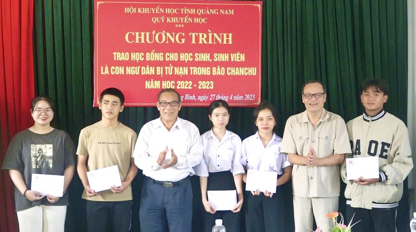 Quảng Nam: Trao 31 suất học bổng tặng con ngư dân bị nạn trong bão ChanChu - Ảnh 1.