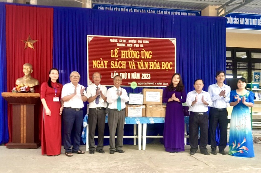 Thừa Thiên Huế: Trao 500 cuốn sách tặng Trường Trung học cơ sở Phú Đa - Ảnh 1.