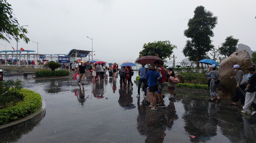 Quảng Ninh: Ngày đầu kỳ nghỉ lễ, du khách đến Cô Tô tăng đột biến - Ảnh 3.