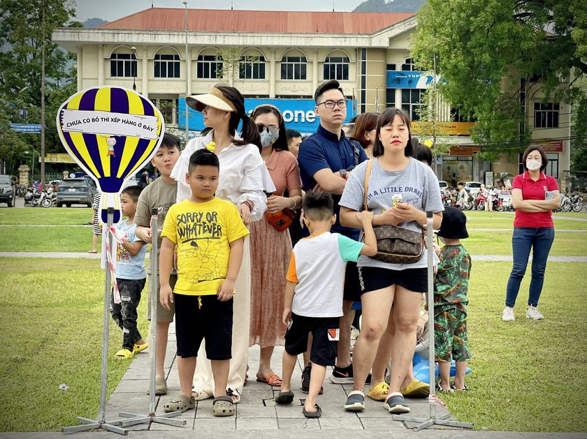 Trải nghiệm bay tại Lễ hội Khinh khí cầu quốc tế lần thứ II năm 2023 tại Tuyên Quang - Ảnh 1.