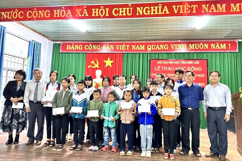 Hội Khuyến học tỉnh Đắk Lắk: Trao 100 triệu đồng học bổng tặng học sinh vượt khó, học giỏi - Ảnh 1.