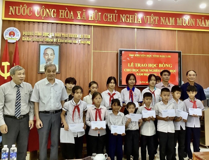 Hội Khuyến học tỉnh Đắk Lắk: Trao 100 triệu đồng học bổng tặng học sinh vượt khó, học giỏi - Ảnh 4.