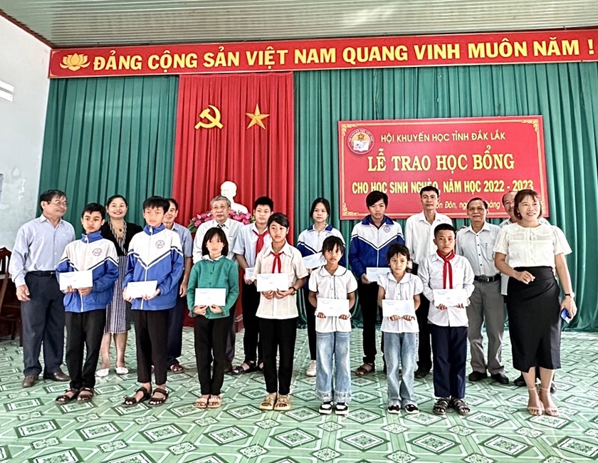 Đắk Lắk: Trao 100 triệu đồng học bổng tặng học sinh vượt khó, học giỏi - Ảnh 2.