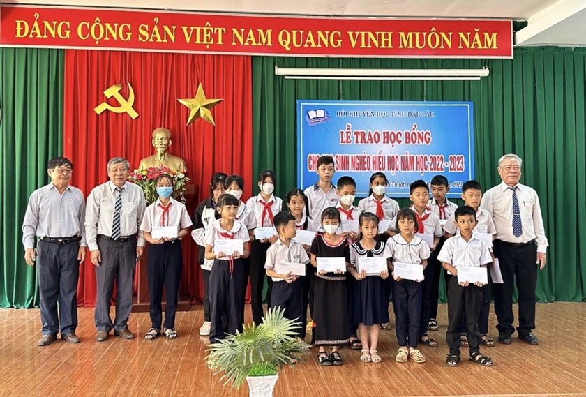 Hội Khuyến học tỉnh Đắk Lắk: Trao 100 triệu đồng học bổng tặng học sinh vượt khó, học giỏi - Ảnh 3.