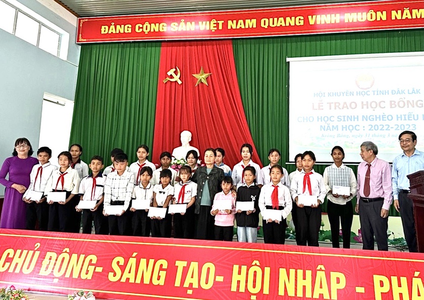 Hội Khuyến học tỉnh Đắk Lắk: Trao 100 triệu đồng học bổng tặng học sinh vượt khó, học giỏi - Ảnh 5.