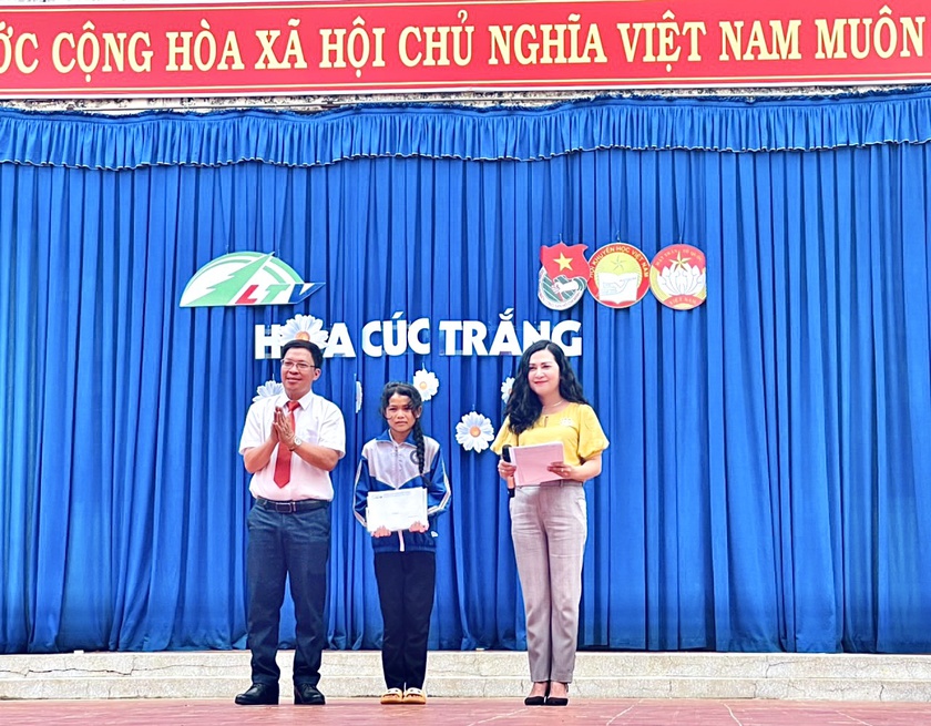 Lâm Đồng: Trao 145 triệu đồng học bổng tặng nhân vật Hoa Cúc trắng tháng 4 - học sinh K' Tuyền - Ảnh 1.