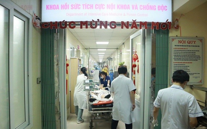 Bệnh viện E Trung ương đang cấp cứu cho nhiều bệnh nhân trong vụ tai nạn do "xe điên" gây ra trên đường Võ Chí Công, Hà Nội (Ảnh: Trung Nguyên)
