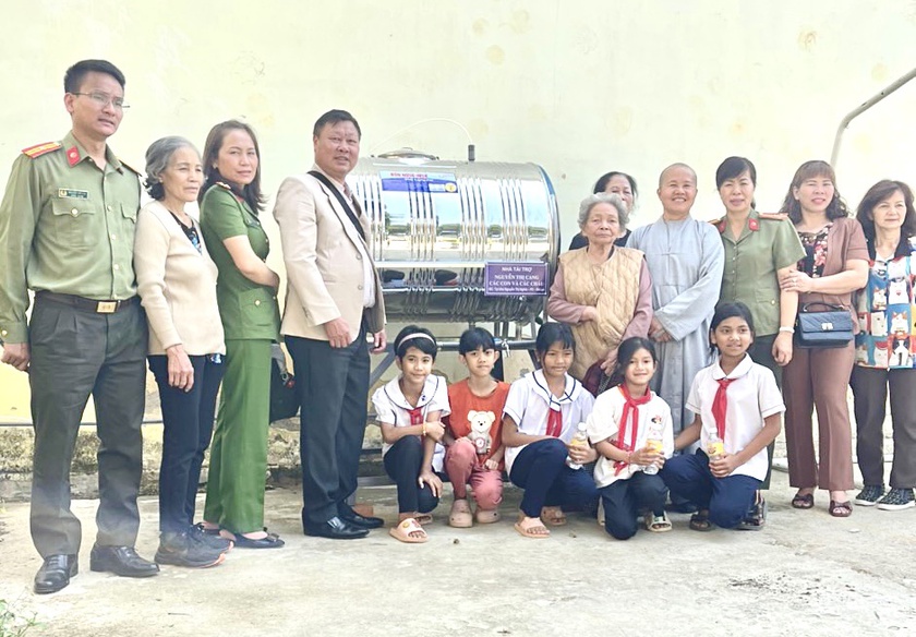 Lâm Đồng: Trao 11 công trình máy lọc nước tặng các trường học thuộc vùng sâu, vùng xa - Ảnh 2.