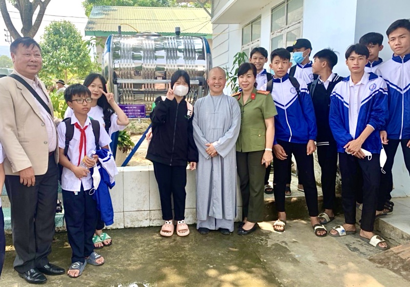 Lâm Đồng: Trao 11 công trình máy lọc nước tặng các trường học thuộc vùng sâu, vùng xa - Ảnh 1.