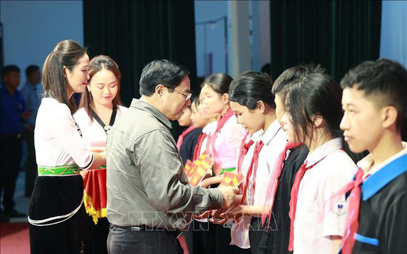 Thủ tướng Phạm Minh Chính trao xe đạp cho trẻ em có hoàn cảnh khó khăn tỉnh Điện Biên. Ảnh: TTXVN.