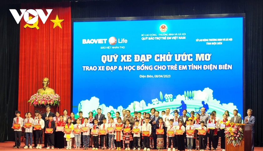 Thủ tướng trao học bổng cho trẻ em có hoàn cảnh khó khăn tỉnh Điện Biên - Ảnh 1.