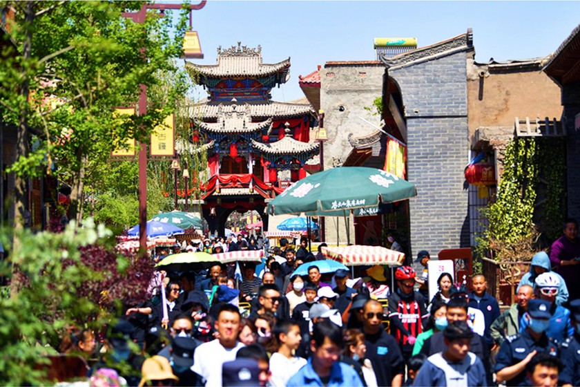Kỳ nghỉ 1/5: Hàng nghìn người đổ về các điểm du lịch ở Trung Quốc - Ảnh 1.