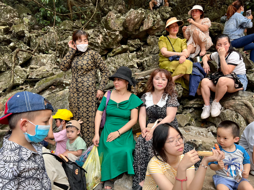 Nắng nóng, Khu du lịch suối cá thần Cẩm Lương vẫn đông nghịt khách trong kỳ nghỉ lễ 30/4 – 1/5 - Ảnh 13.