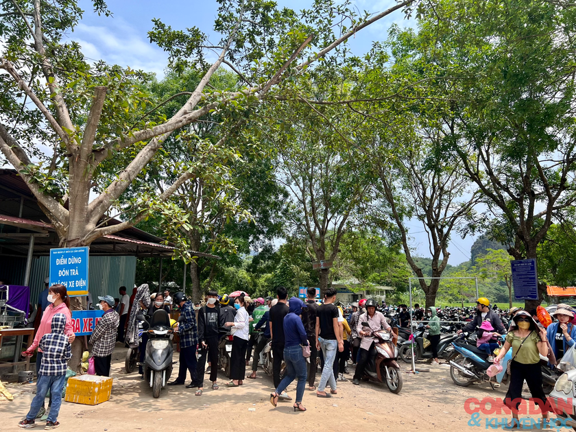 Nắng nóng, Khu du lịch suối cá thần Cẩm Lương vẫn đông nghịt khách trong kỳ nghỉ lễ 30/4 – 1/5 - Ảnh 6.