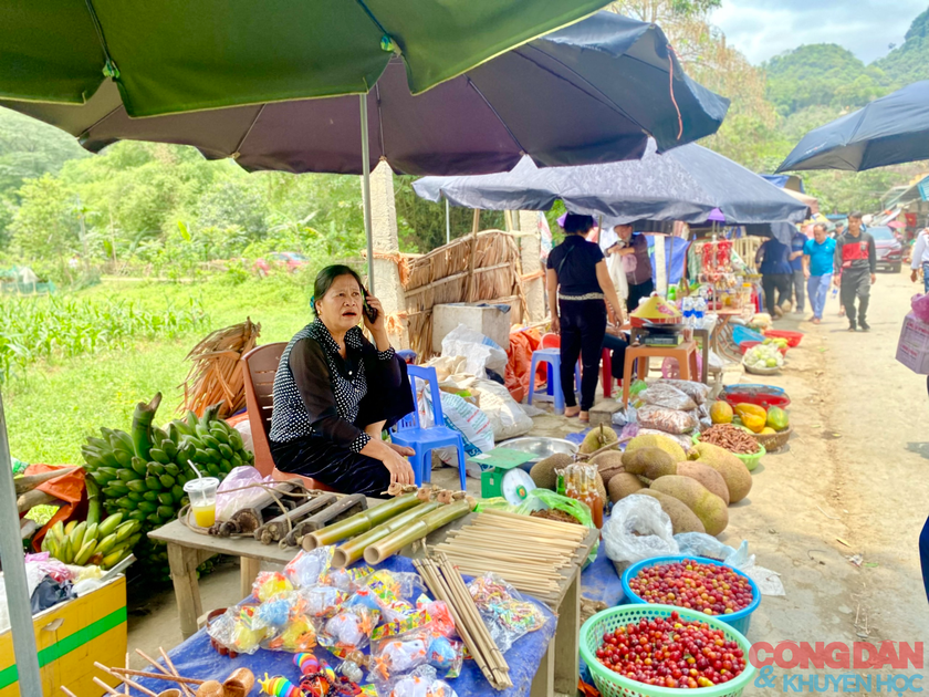 Nắng nóng, Khu du lịch suối cá thần Cẩm Lương vẫn đông nghịt khách trong kỳ nghỉ lễ 30/4 – 1/5 - Ảnh 7.