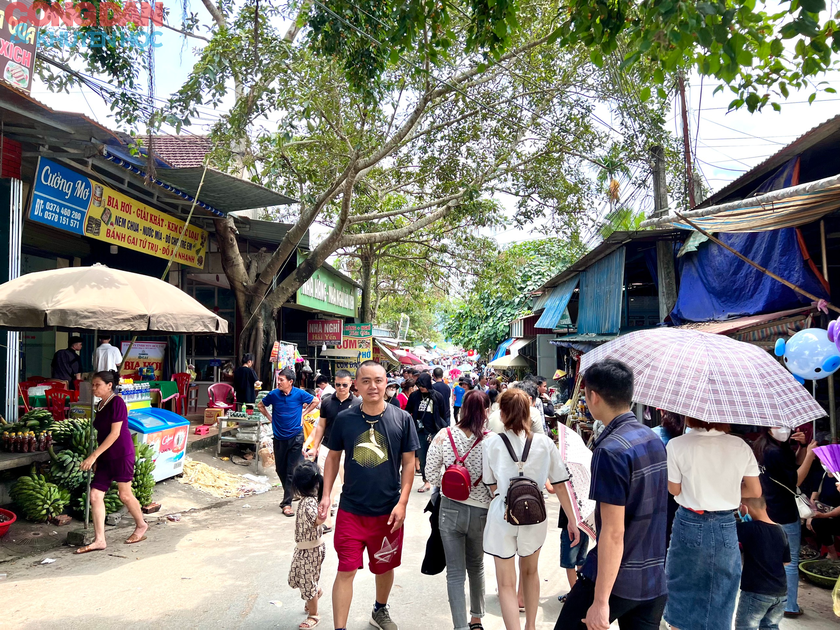Nắng nóng, Khu du lịch suối cá thần Cẩm Lương vẫn đông nghịt khách trong kỳ nghỉ lễ 30/4 – 1/5 - Ảnh 10.