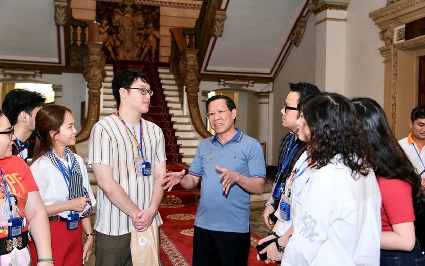 Ông Phan Văn Mãi - Chủ tịch Ủy ban nhân dân Thành phố Hồ Chí Minh trò chuyện với du khách tham quan sáng 30/4/2023. Ảnh: ttbc-hcm.gov.vn