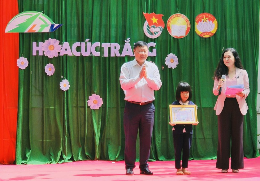 Lâm Đồng: Trao 336 triệu đồng hỗ trợ học sinh đặc biệt khó khăn tại chương trình Hoa Cúc Trắng - Ảnh 1.