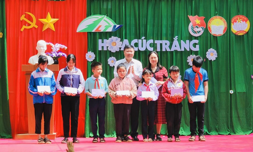 Lâm Đồng: Trao 336 triệu đồng hỗ trợ học sinh đặc biệt khó khăn tại chương trình Hoa Cúc Trắng - Ảnh 2.