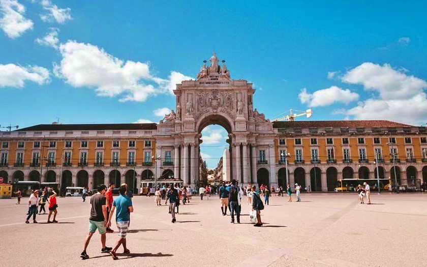 Du lịch Bồ Đào Nha lập kỷ lục mới báo hiệu mùa hè sôi động    - Ảnh 2.