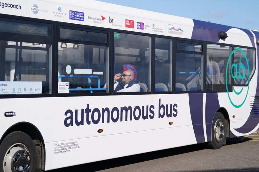 Anh khởi động dịch vụ xe buýt tự lái đầu tiên trên thế giới - Ảnh 1.