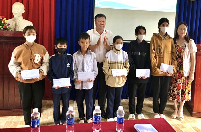 Lâm Đồng: Khánh thành công trình giếng khoan nước sạch và trao học bổng tặng học sinh - Ảnh 3.