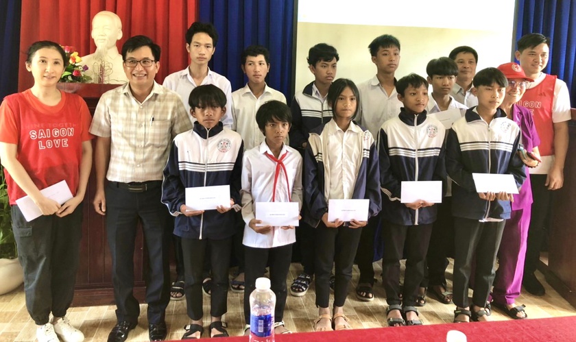 Lâm Đồng: Khánh thành công trình giếng khoan nước sạch và trao học bổng tặng học sinh - Ảnh 4.