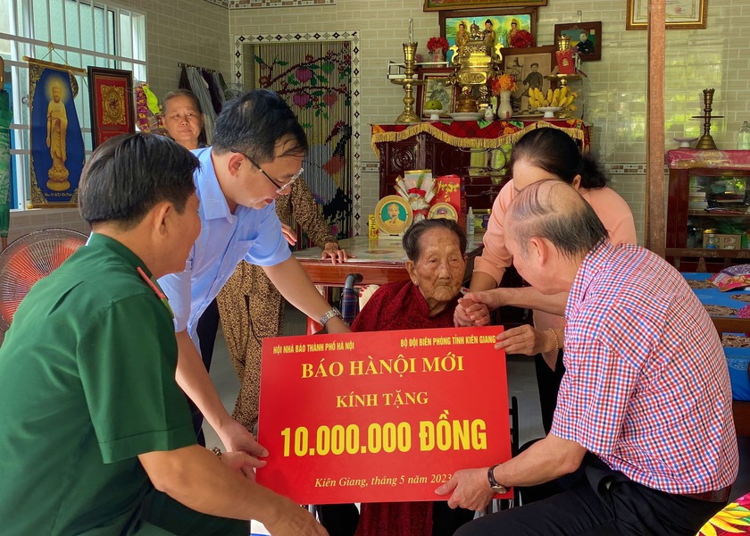 Đoàn công tác Hội Nhà báo Hà Nội thăm, tặng quà Mẹ Việt Nam anh hùng tại Kiên Giang  - Ảnh 2.