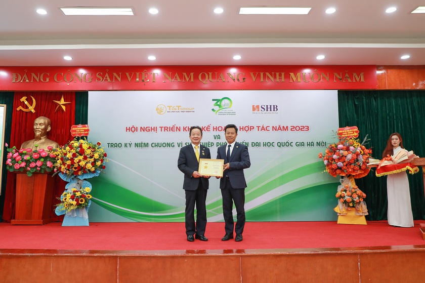 Doanh nhân Đỗ Quang Hiển nhận kỷ niệm chương vì sự nghiệp phát triển Đại học Quốc gia Hà Nội - Ảnh 1.