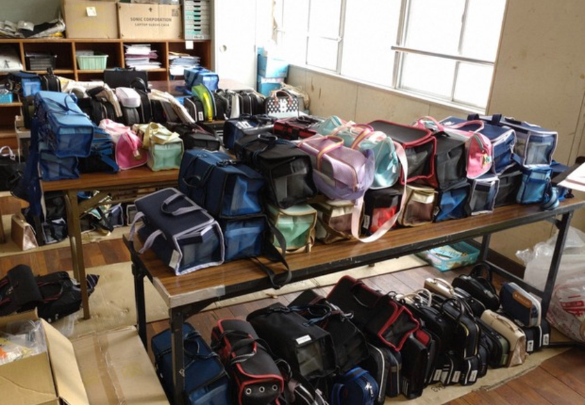 Học sinh Nhật Bản cõng cặp sách nặng 10kg tới trường học - Ảnh 2.
