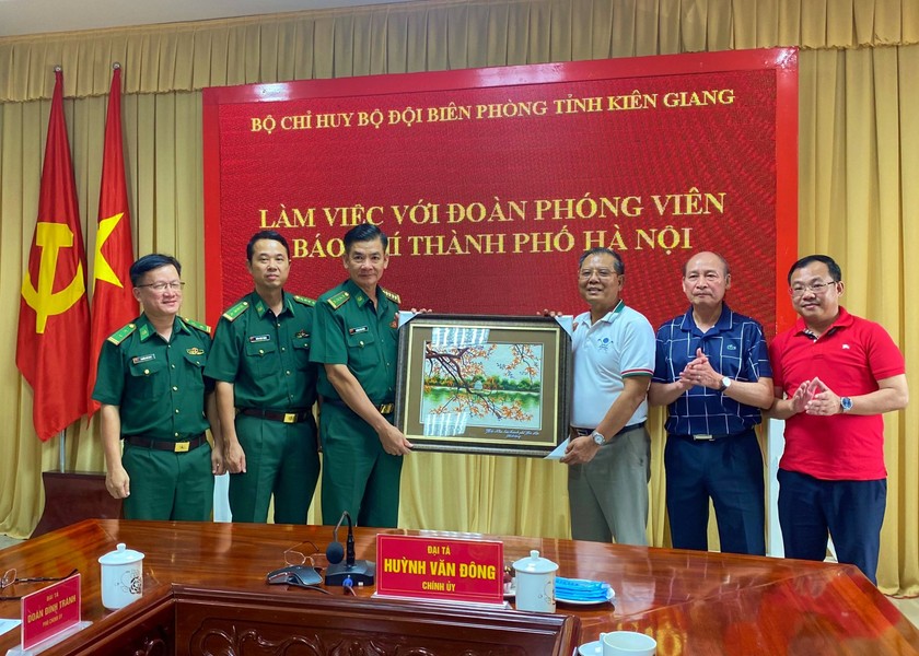 Hội Nhà báo Hà Nội làm việc với Bộ đội Biên phòng Kiên Giang - Ảnh 4.