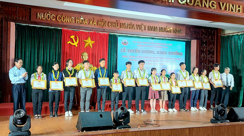 Hội Khuyến học tỉnh Đắk Lắk trao hơn 50 triệu đồng thưởng học sinh đoạt giải quốc gia - Ảnh 2.